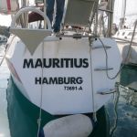 Es fehlen die Holztritte, die später eingebaut wurden. Der Heckanker kann ganz praktisch sein. Dem Fender fehlt noch das "feine Tuch" Badeleiter